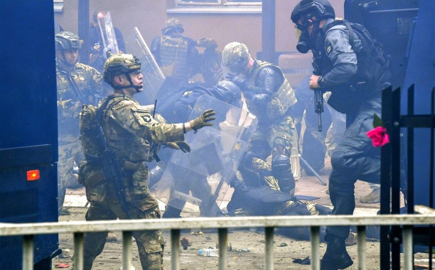 Situacija na Kosovu eskalirala: Povrijeđena 41 vojnika, bolnice pune ranjenih