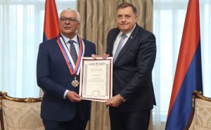 Milorad Dodik odlikovao prosrpskog lidera iz Crne Gore Andriju Mandića