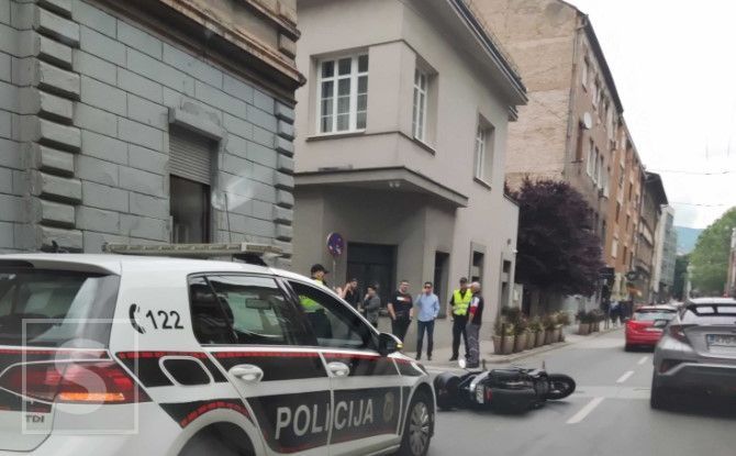 Teška saobraćajna nesreća na Skenderiji: Sudarili se automobil i motociklista, ima povrijeđenih