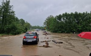 Dramatični snimak iz BiH: Bujica nosi sve pred sobom