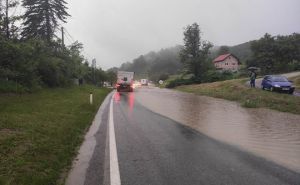 Haos na magistralnom putu M-17: Saobraćajni kolaps, voda na cesti