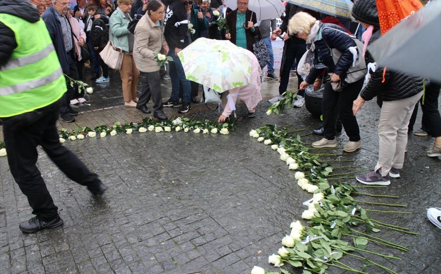 Obilježen Dan bijelih traka u Prijedoru: 102 ruže u znak sjećanja na ubijenu djecu
