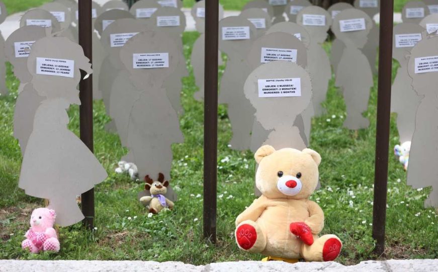 U Malom parku postavljena instalacija u znak sjećanja na djecu žrtve zločina u Prijedoru