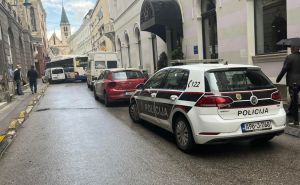 Pokvario se i "planuo" automobil u centru Sarajeva, formirana velika gužva