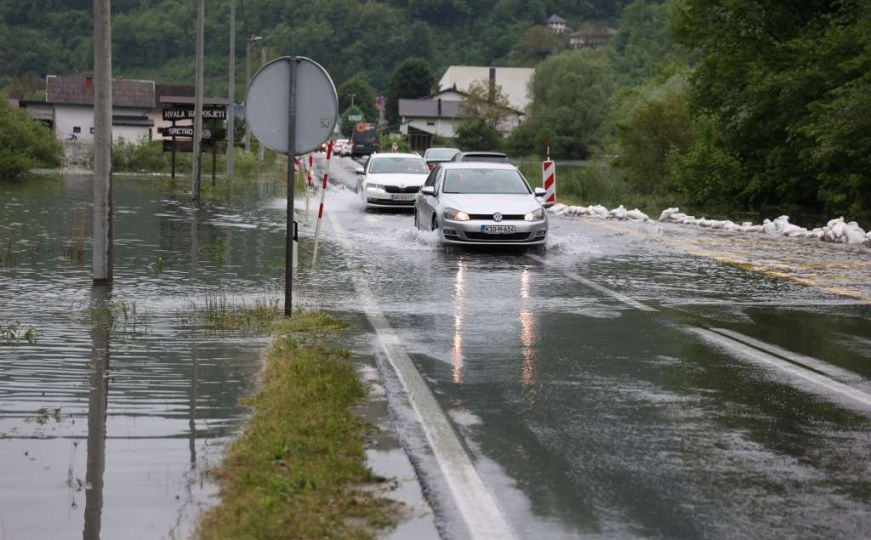 Poplave u BiH: Aktivna dva nova klizišta, srušen potporni zid