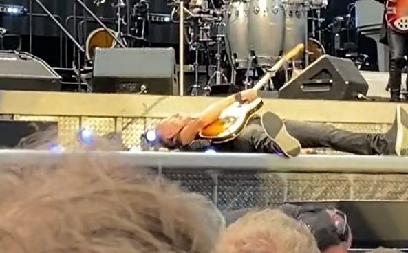 Bruce Springsteen se srušio usred nastupa: Obožavatelji ostali u šoku