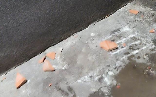Šta se dešava na Alipašinom Polju: Bacali cigle sa zgrade!
