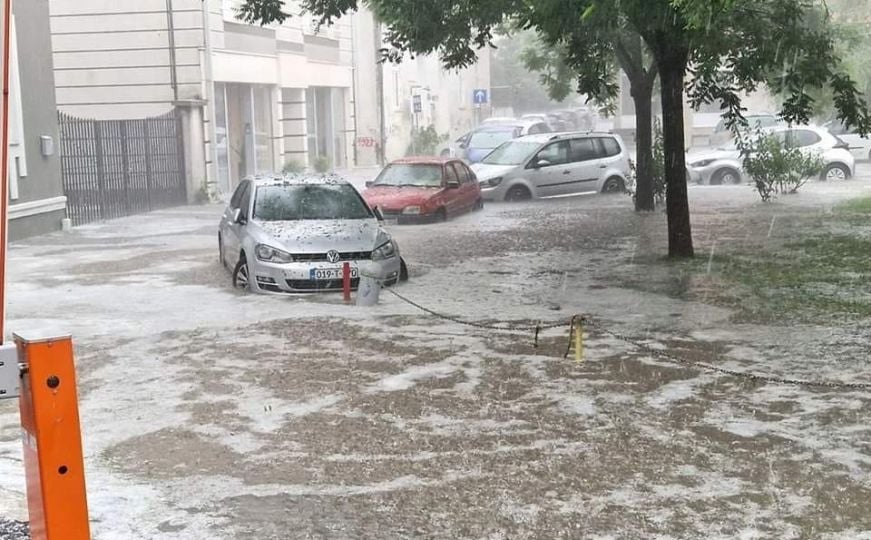 Dramatični prizori iz Mostara: Dvorište Karađoz-begove džamije pod vodom, bujica u Fejićevoj...