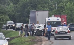 Još jedna saobraćajna nesreća na M-17: Na terenu hitna pomoć i policija