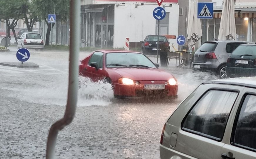 Snažna tuča poharala Metković, centar grada poplavljen