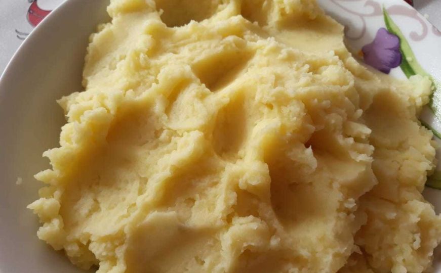 Pire krompir možete napraviti i bez guljenja, sjeckanja i nereda: Trik koji će vas oduševiti