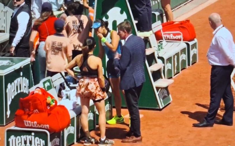 Nevjerovatna scena na Roland Garrosu. Djevojčicu pogodila loptica, igračice tražile da se meč završi