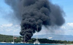 Haos u Dalmaciji: Na Jadranu potpuno izgorio brod, pogledajte dramatične fotografije