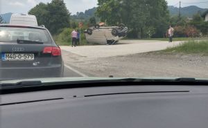 Saobraćajna nesreća kod Žepča: Kombi završio na krovu