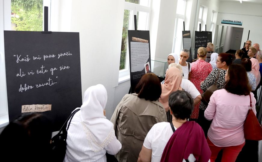 U Bosni i Hercegovini otvorena putujuća izložba "Priče iz Srebrenice"