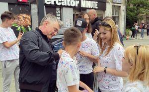 'Kraj škole': Željko Komšić se potpisivao sarajevskim učenicima na majice