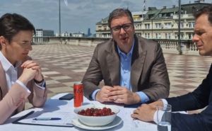 Aleksandar Vučić postao totalni hit na internetu uz zdjelu višanja na stolu: ‘Koju pjesmu čujete?‘