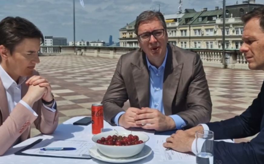 Aleksandar Vučić postao totalni hit na internetu uz zdjelu višanja na stolu: ‘Koju pjesmu čujete?‘
