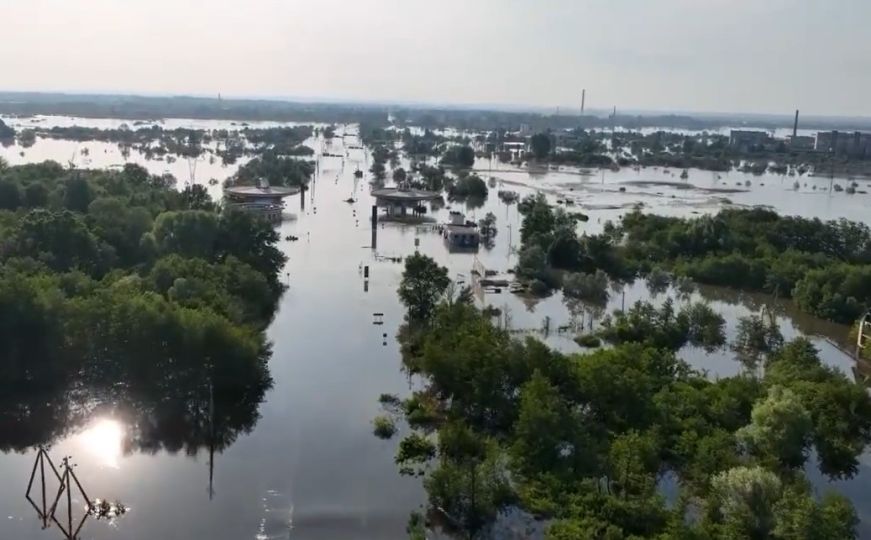 Dramatičan snimak prikazuje apokaliptične scene iz potopljenog ukrajinskog grada nakon rušenja brane
