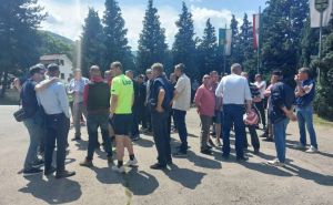 Demobilisani borci protestima pred zgradom Vlade BPK-a traže poboljšanje statusa