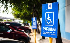 MUP KS otkrio: Evo koliko je kazni izdano za parkiranje na mjestu za osobe s invaliditetom