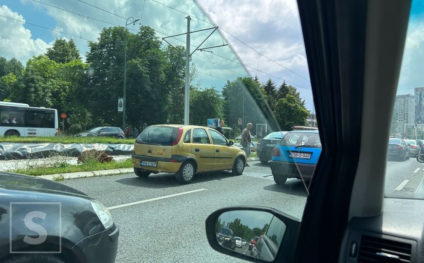 Vozači, oprez: Udes u Sarajevu, formirane kolone vozila