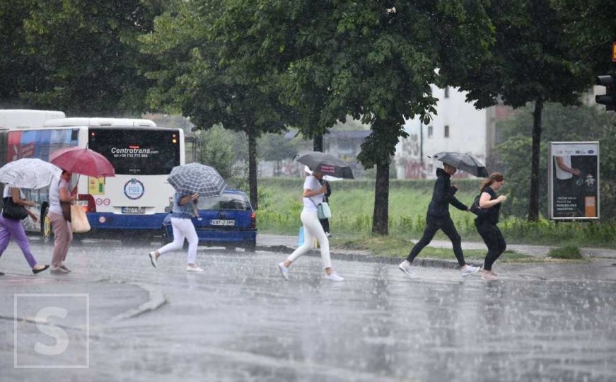 'Otvorilo' se nebo nad Sarajevom: Pada jaka kiša praćena grmljavinom