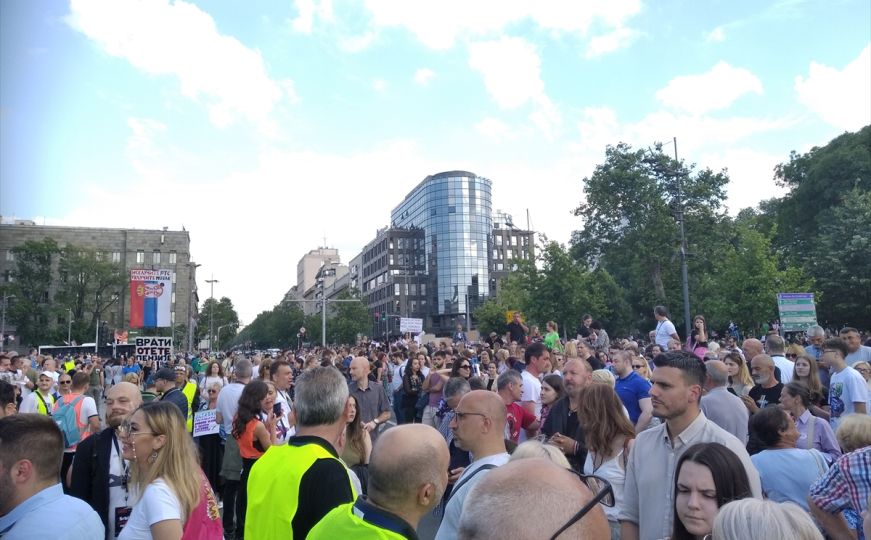 Novi protesti opozicije u Beogradu: Hiljade ljudi traži ostavku Aleksandra Vučića