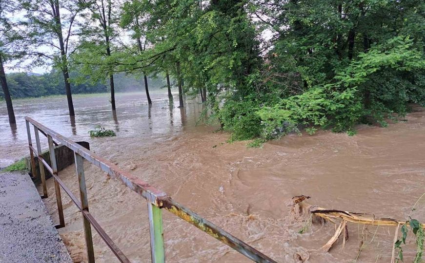 Jako nevrijeme u Tesliću: Voda poplavila više objekata, stradala stoka