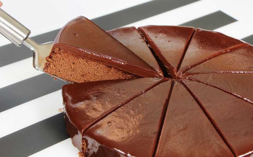 Preukusna je: Brza čokoladna torta gotova za pola sata, potrebna su samo tri sastojka!