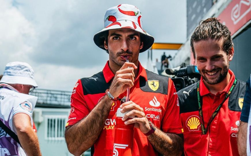 Vozač Ferrarija Carlos Sainz ismijan zbog neobične kape, ali iza nje stoji dirljiva priča