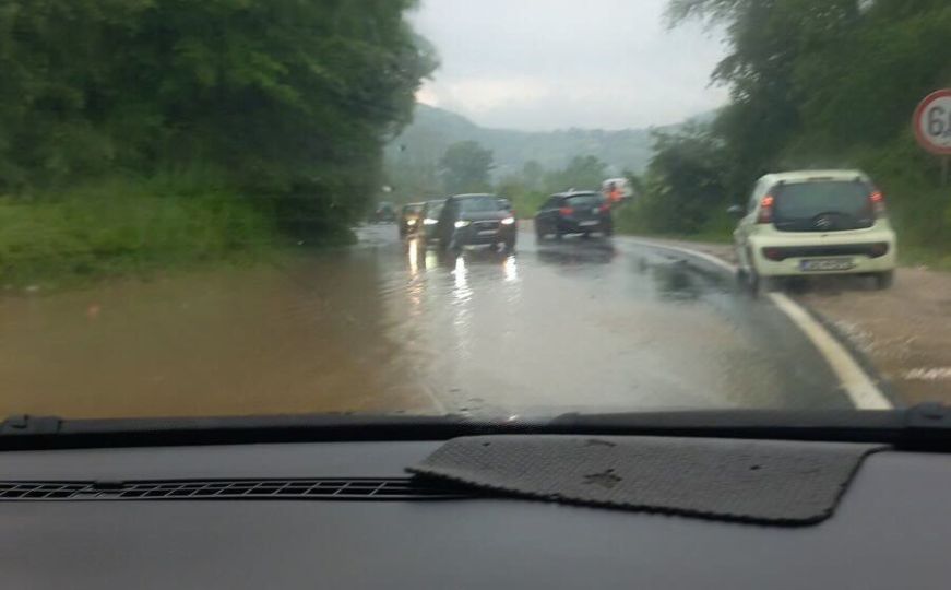Nevrijeme u BiH: Poplavio dio magistralnog puta, katastrofa i u blizini Zenice
