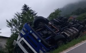 Teška saobraćajna nesreća na Manjači, kamion završio u kanalu