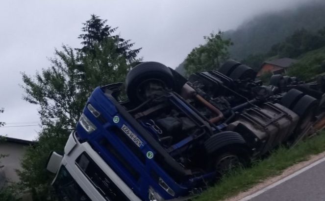 Teška saobraćajna nesreća na Manjači, kamion završio u kanalu