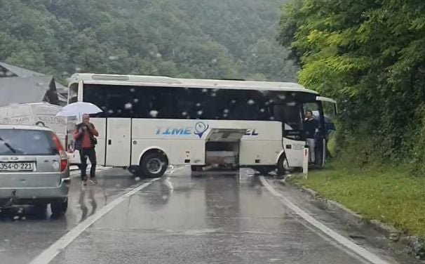 Još jedna teška nesreća jutros u Bosni: Vozač autobusa izgubio kontrolu nad vozilom