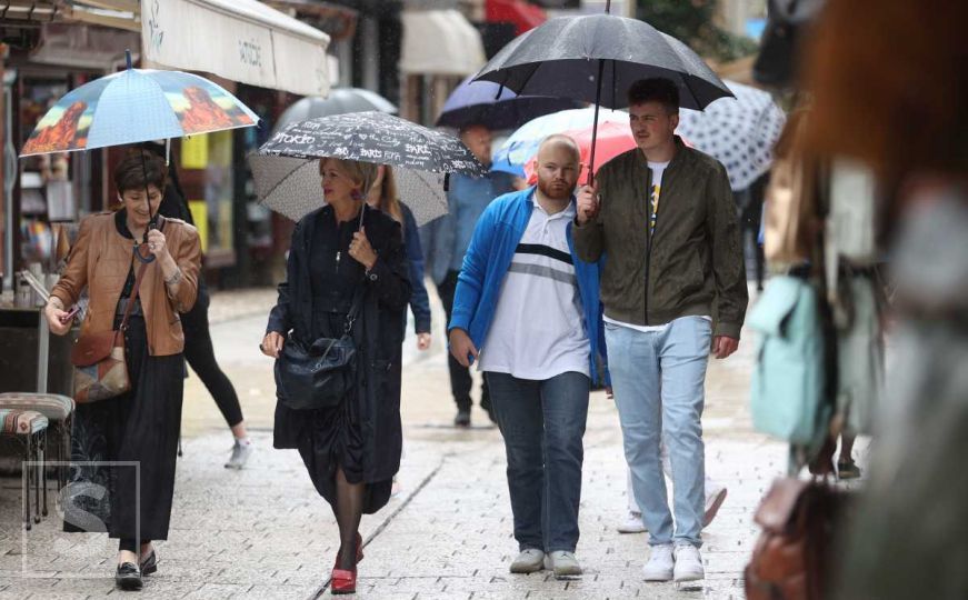 Još jedan proljetni dan uz padavine, sarajevske ulice prekrili kišobrani