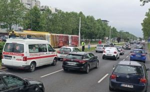 Nesreća u Sarajevu: Sudarila se četiri vozila, jedna osoba prebaćena u Opću bolnicu