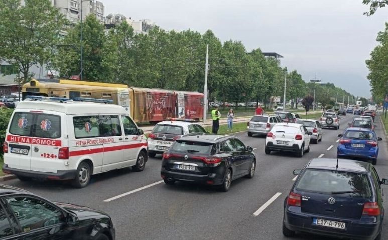 Nesreća u Sarajevu: Sudarila se četiri vozila, jedna osoba prebaćena u Opću bolnicu