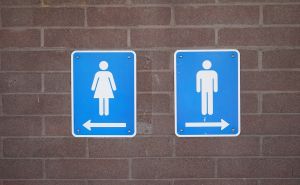 Nije haljina: Znate li šta predstavlja oznaka na ženskom WC-u?
