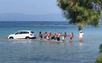 Hit na društvenim mrežama: Desetak ljudi izvlačili automobil iz mora
