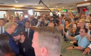Donald Trump napustio suđenje: Na putu do aerodroma svratio u restoran, ljudi se molili oko njega