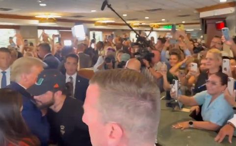 Donald Trump napustio suđenje: Na putu do aerodroma svratio u restoran, ljudi se molili oko njega