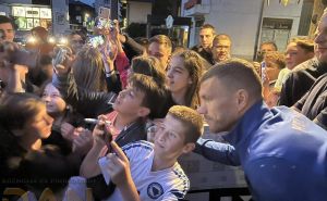 Dijamant velikog srca: Edin Džeko u Travniku nakon večere našao vremena da svima ispuni želju