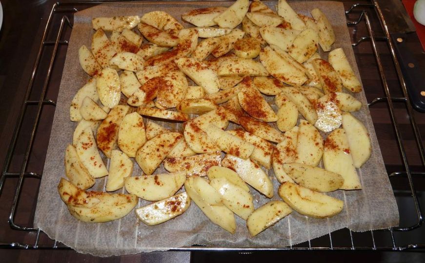 Ovako se prave pikantni krompirići iz rerne: Pomiješajte ove začine i dobit ćete savršen prilog