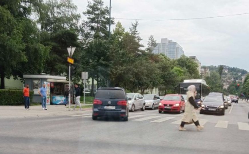 Udes na glavnoj saobraćajnici u Sarajevu: Ogromne gužve u saobraćaju