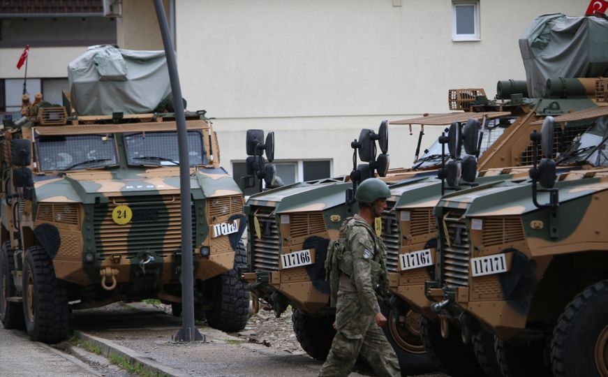 Dio turskih trupa na sjeveru Kosova: Sedam tenkova i vozila KFOR-a iza opštinske zgrade