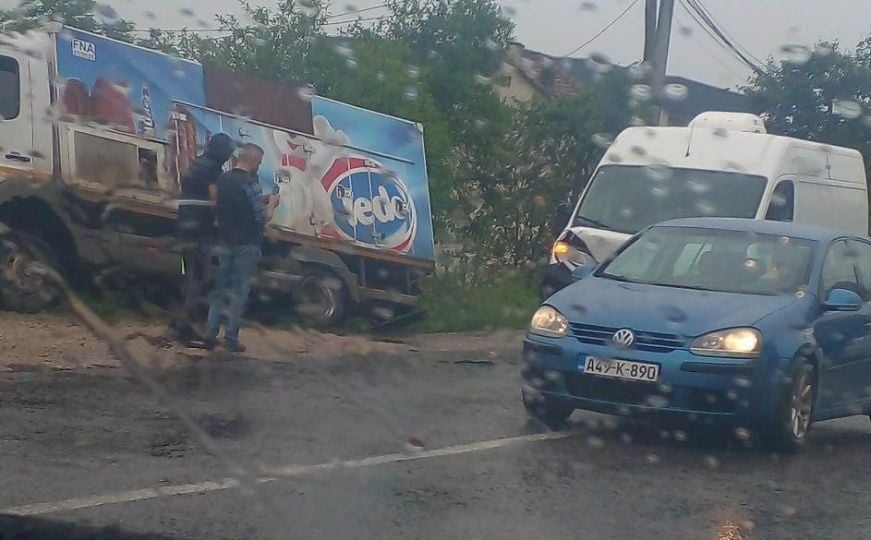 Saobraćajna nesreća kod Gračanice: Sudjelovala dva kamiona i automobil, evo šta kažu iz policije