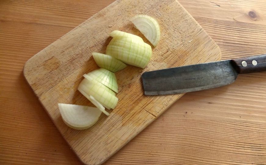 Genijalan trik: Znate li kako najbrže naoštriti noževe bez ikakvog alata?