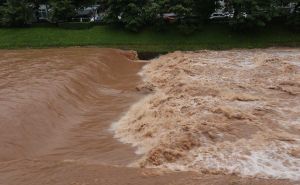 Kiša ne prestaje padati: Porastao vodostaj Miljacke, pogledajte fotografije nabujale rijeke