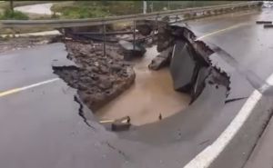 Dramatična situacija u 35 opština u Srbiji: Snimljen trenutak urušavanja mosta
